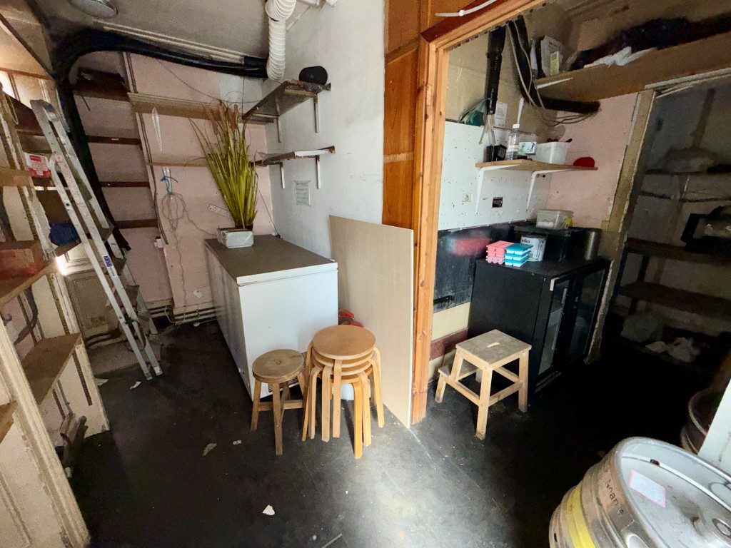 Lot: 24 - VACANT COMMERCIAL UNIT WITH POTENTIAL - Storage area